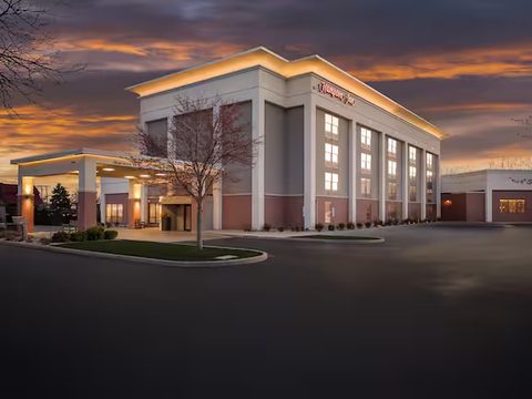 Hampton by Hilton Maumee-Toledo exterior at dusk