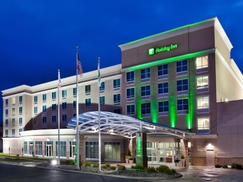 Holiday Inn Maumee-Toledo exterior at dusk